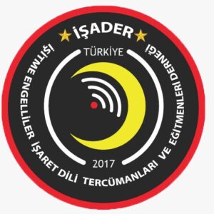 Siyah ve kırmızı çerçeveli dairesel İŞADER logosu. Merkezde sarı bir hilal içinde beyaz sinyal dalgaları ve kırmızı bir nokta bulunmaktadır. Etrafında derneğin tam adı ve "Türkiye 2017" ibaresi yer almaktadır.